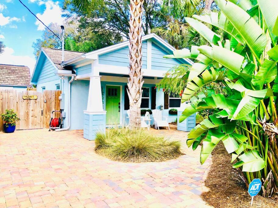 Arlington House | Jacksonville Blue Bungalow Retreat Comfortable 2 Bedroom Haven