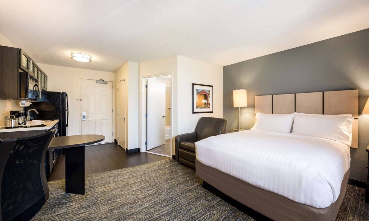 Baymeadows Hotel | Jacksonville Hideaway: Comfortable Suite near The Cummer Museum! W/Kitchen!