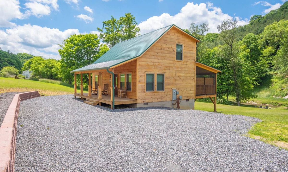 Creston Cabin | Jones River Cabin | Riverfront Stay with Hot Tub | Near West Jefferson