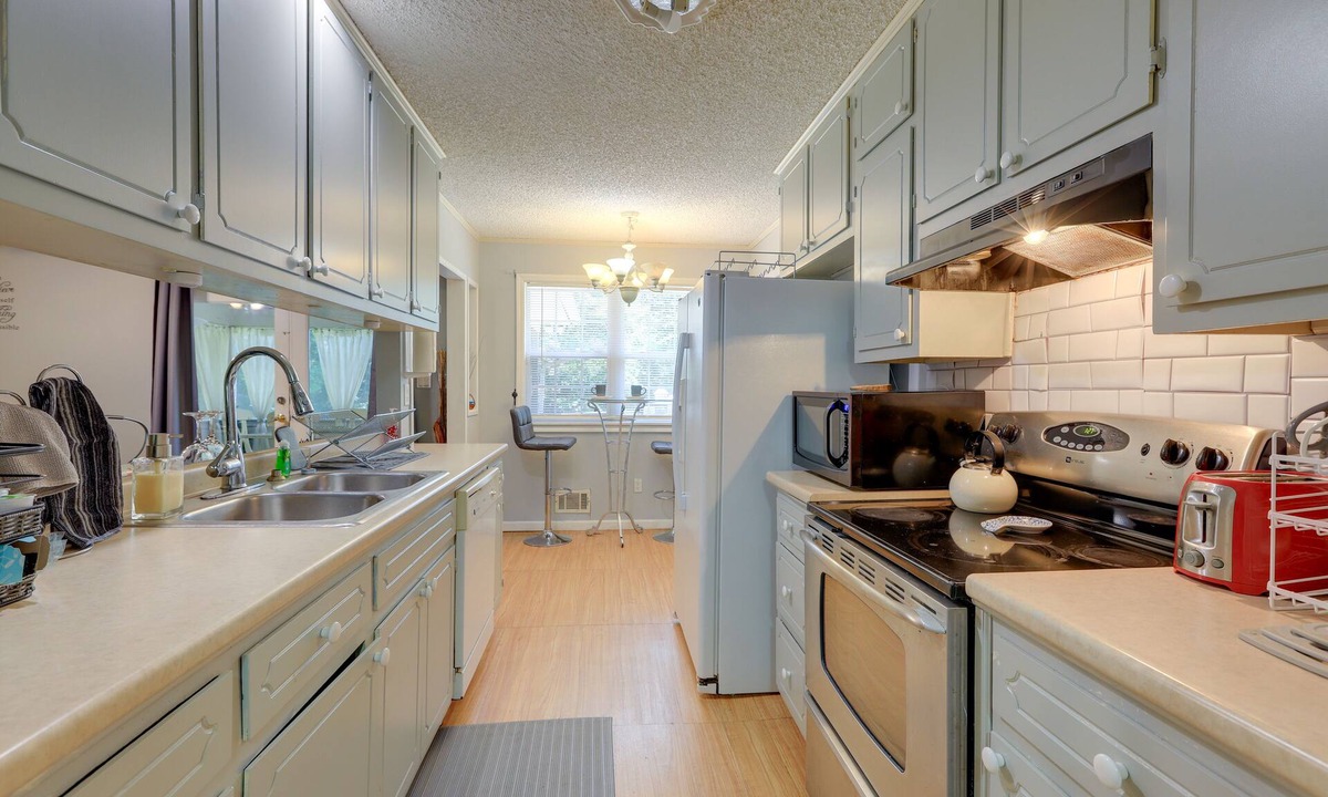 Jonesboro House | Jonesboro Home w/Screened-In Porch & Fire Pit!