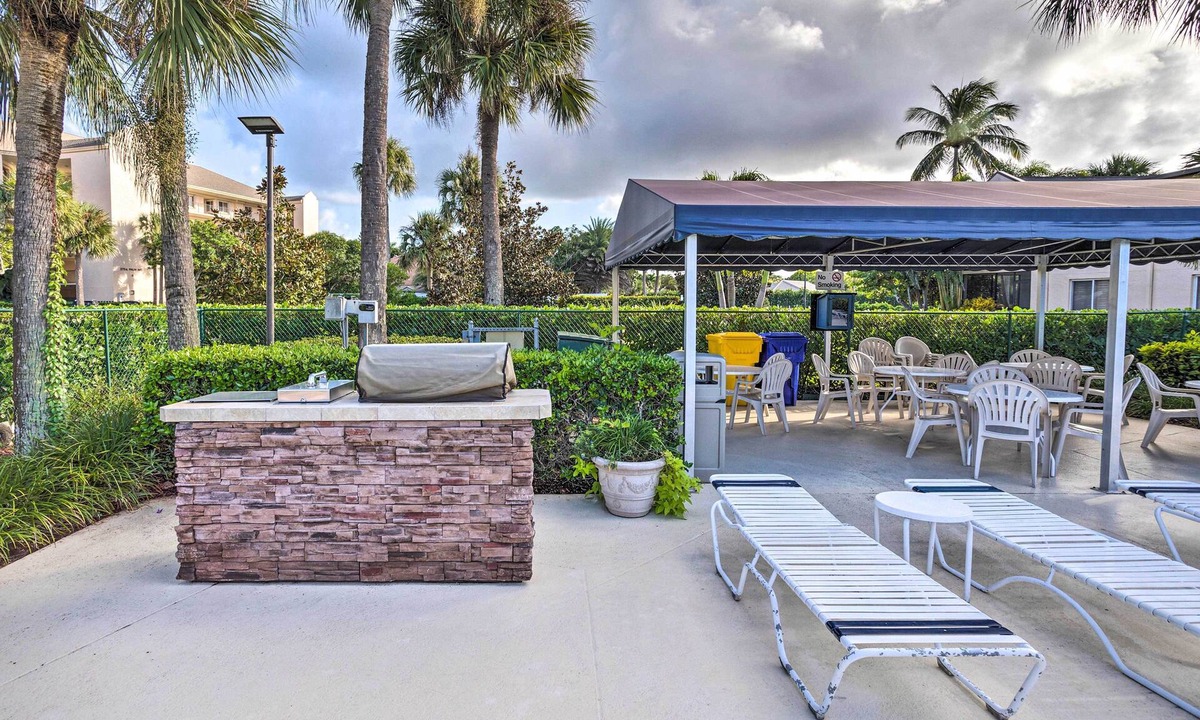 Jupiter Apartment | Jupiter Bay Condo w/Pool < Half Mile to Beach!
