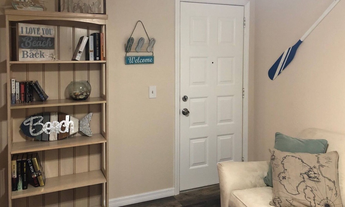 Florida Ridge House | Just Renovated Cozy Private Guest House 1/1 - Pets Welcome!