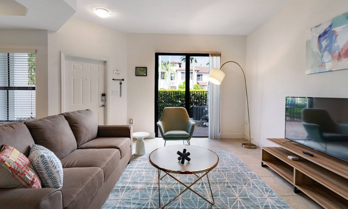 Davie Apartment | Kasa | Drive to Secret Woods Nature Center | Fort Lauderdale