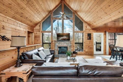 Sevierville House | Kate's Cabin - 3 min to Dollywood! Cabin with Hot tub, Game Room, and Resort Pool!