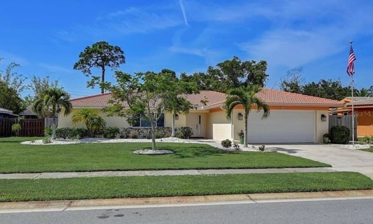 Gulf Gate Woods House | KEY DREAMS-LARGE HEATED POOL-3 BR-10 MIN TO SIESTA KEY-SLEEPS 8-GULF GATE