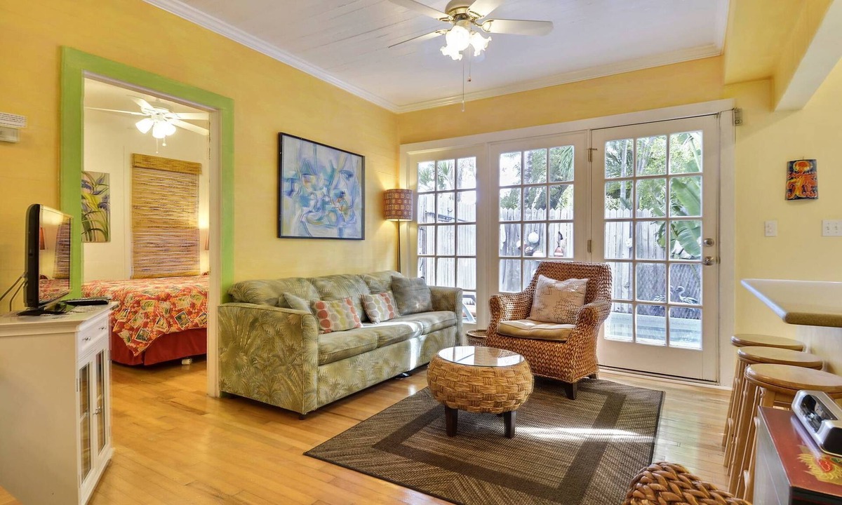 Historic Seaport House | Key Lime Pie by AvantStay | Ideal Location w/Splash Pool & Out Door Dining