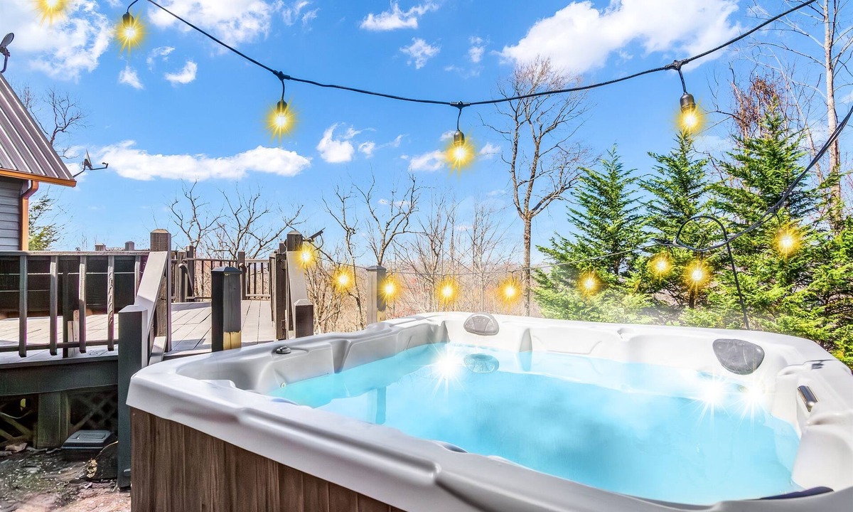 Blue Ridge Ski Chalet | Killer Views of Lake + Pickleball + Hot Tub + Private