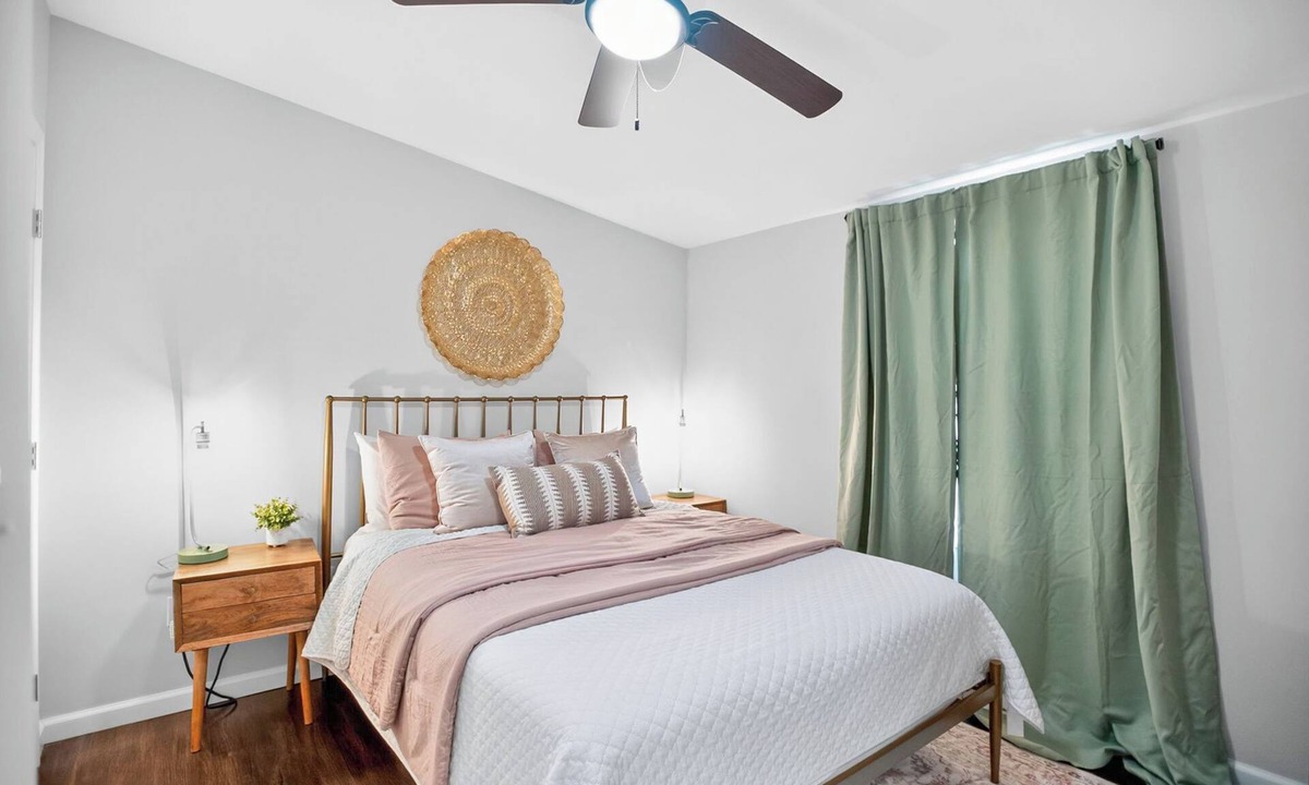 Horse Shoe House | King-Bed & Large Kitchen Retreat Near Ecusta Trail