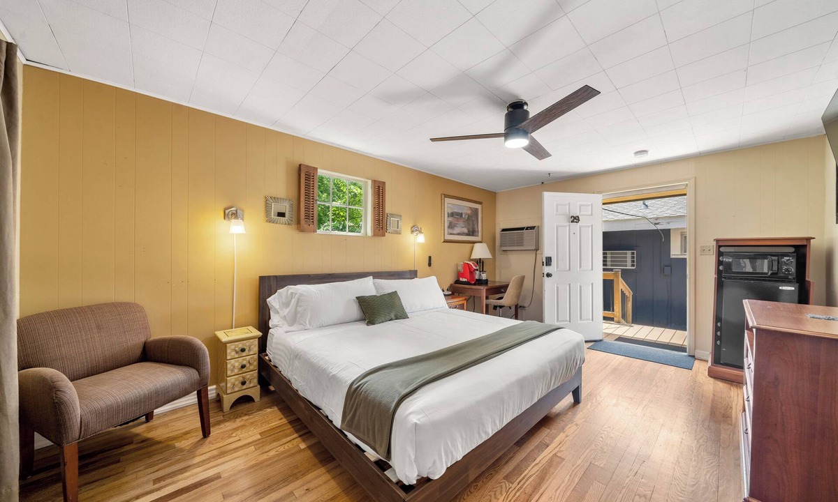 Hendersonville Hotel | King Deluxe Retreat | Hotel Stay