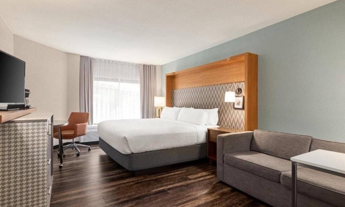 Airport North Apartment | King Room Near Airport Lakes Park Orlando ORL