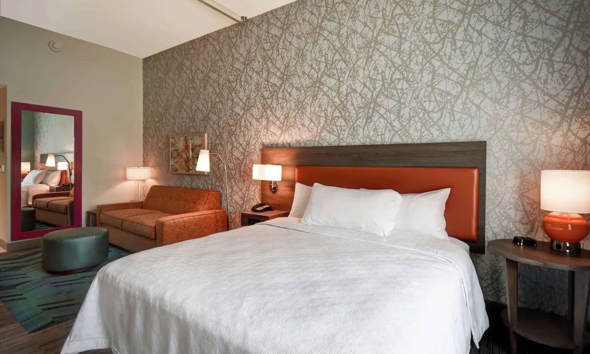 Mechanicsburg Hotel | King Studio Escape w/Indoor Pool, BBQ Area & Nearby Dining Spots + Breakfast