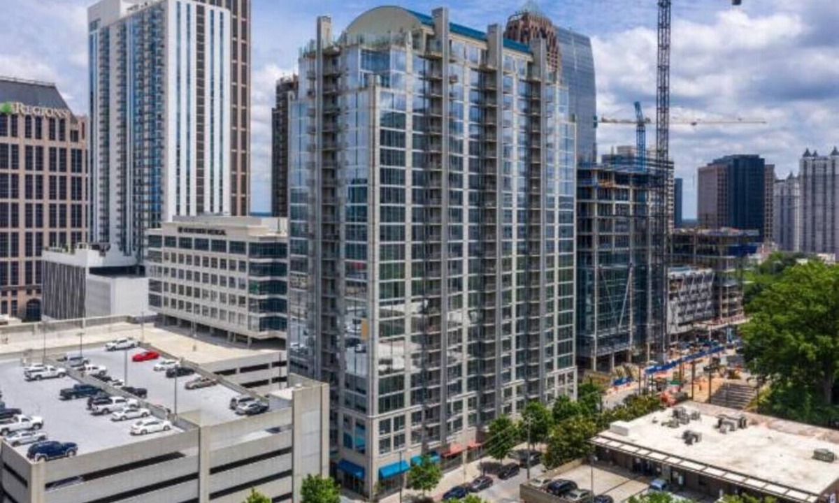 Midtown Condo | King Suite | City View | Free Parking | State Farm