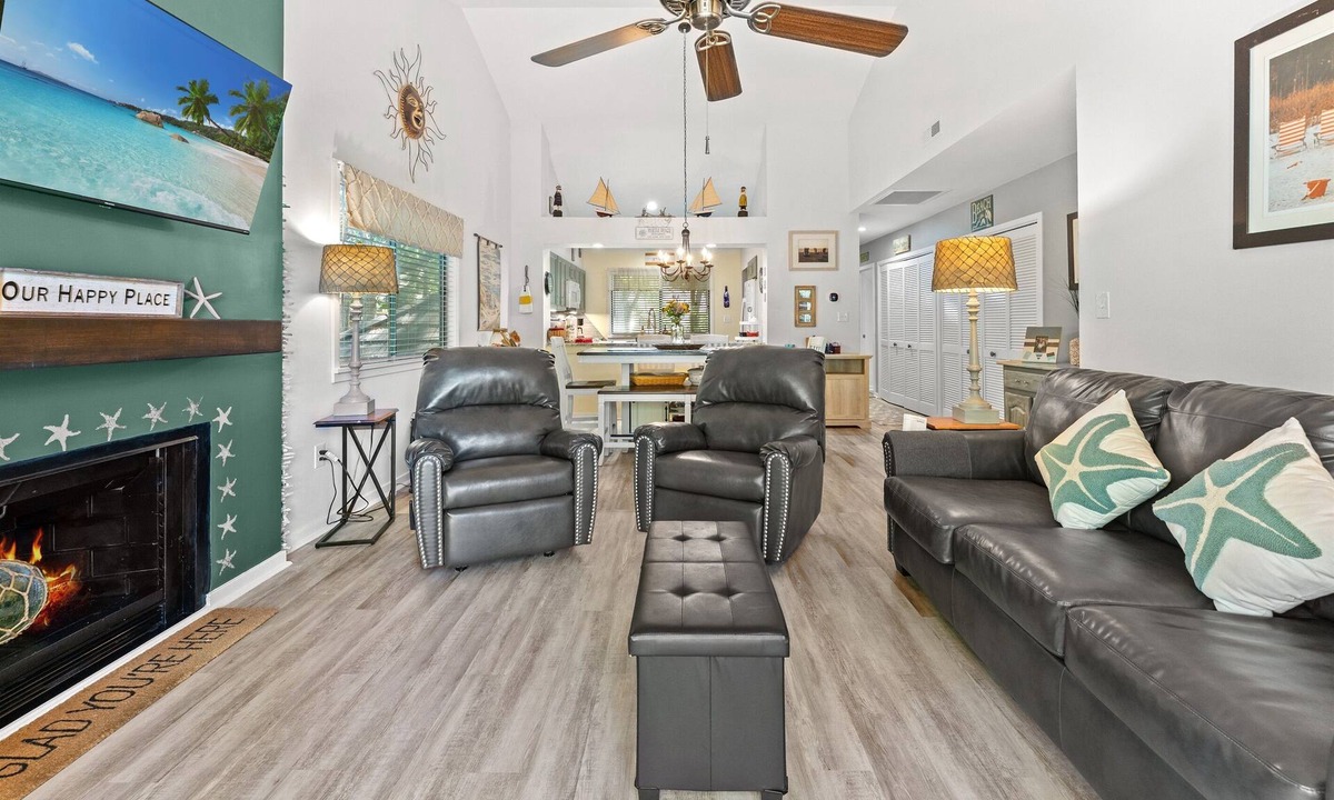 Arcadian Shores Villa | Kingston Richmond Pk 20i 2nd floor w/King Bed