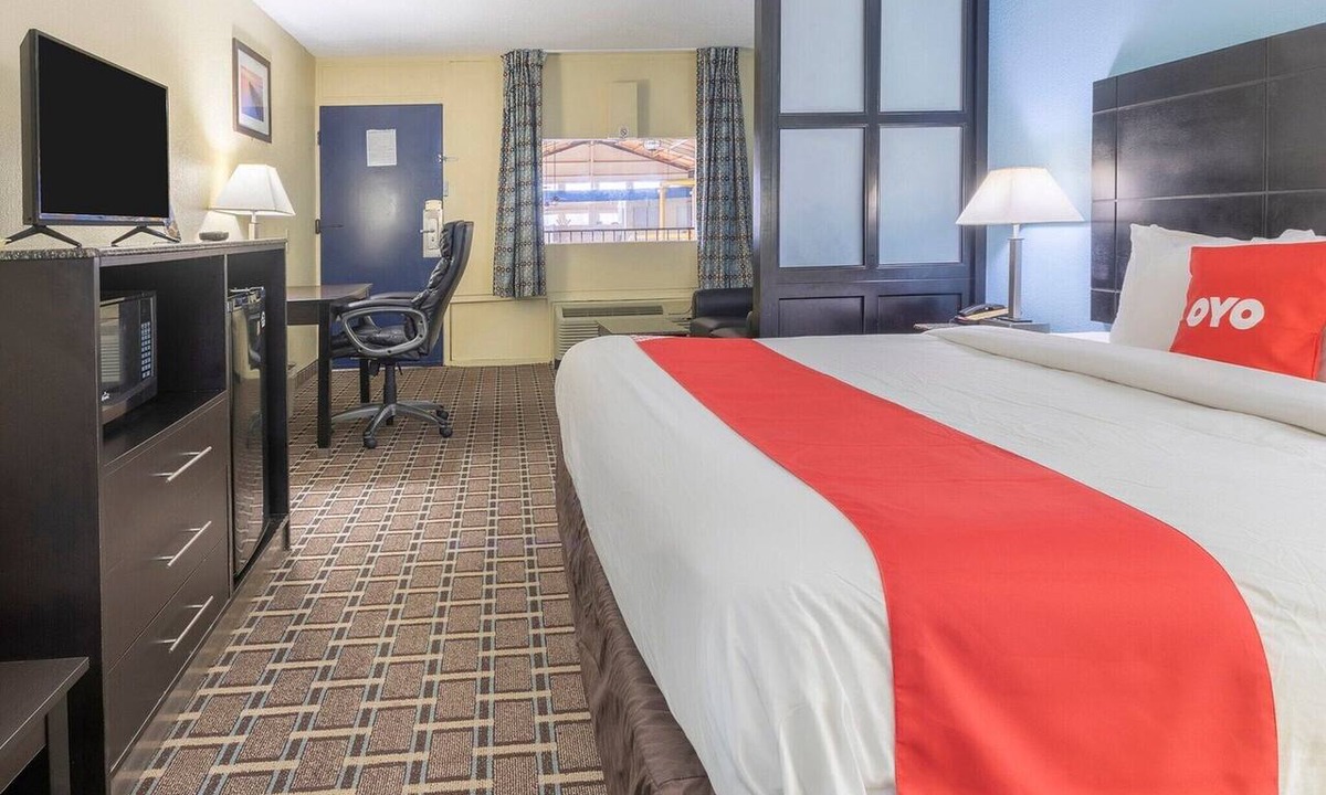 Cedar Bluff Apartment | Knoxville TN | king bed