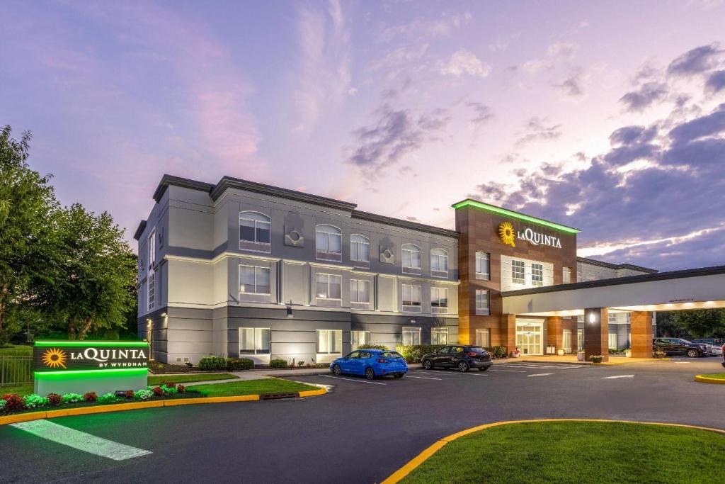 Mount Laurel Hotel | La Quinta by Wyndham Mt. Laurel - Philadelphia