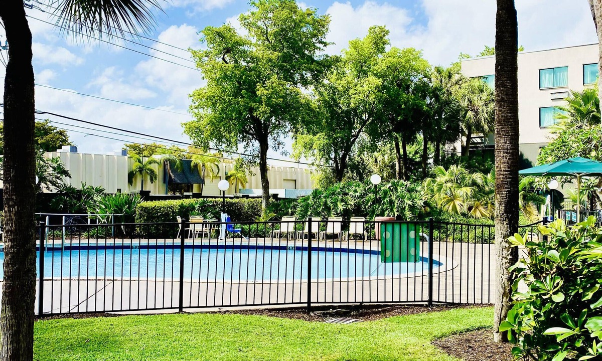 Survey Creek Hotel | La Quinta Inn & Suites by Wyndham Ft Lauderdale Cypress Cr