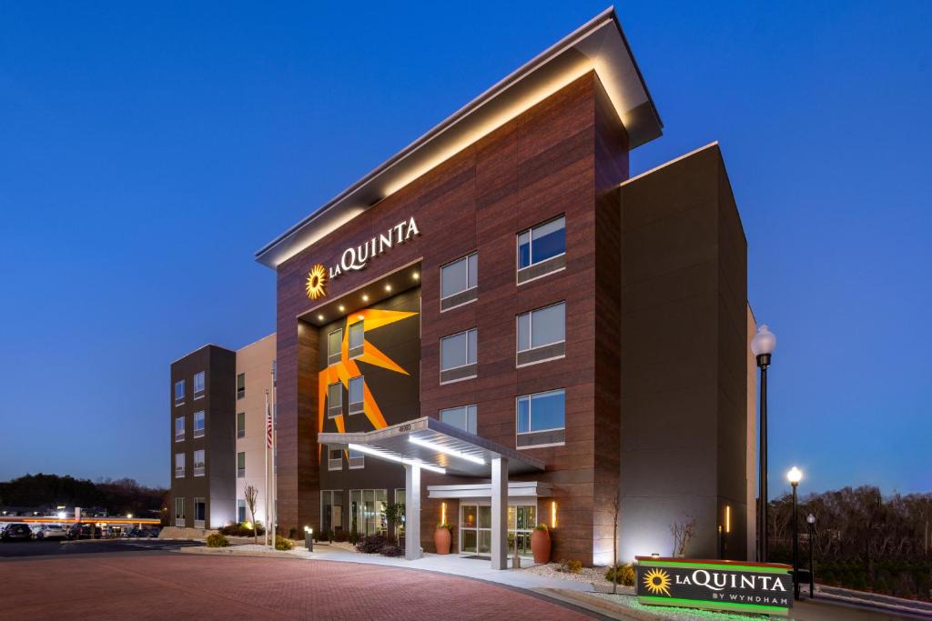 Locust Grove Hotel | La Quinta Inn & Suites by Wyndham Locust Grove