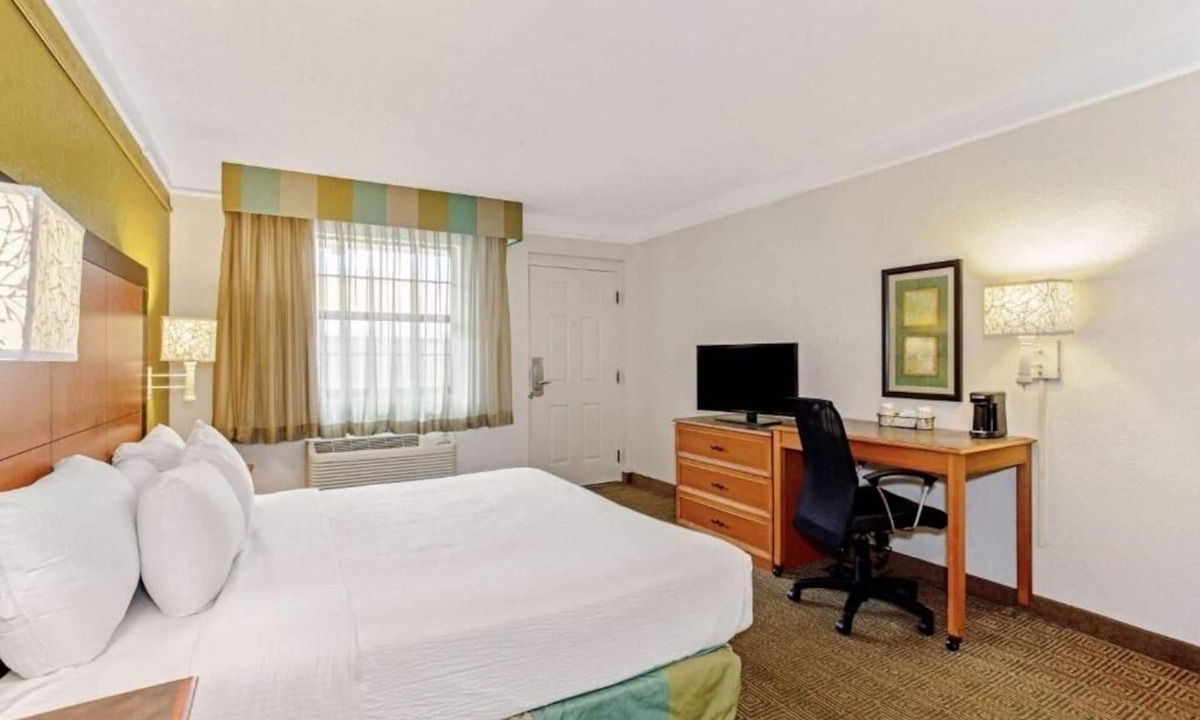 Orlando Hotel | La Quinta Orlando Airport West | Deluxe King | Free Parking & Breakfast