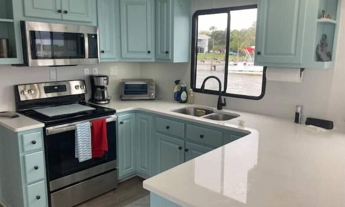 Oak Hill Boat Rental | Lagoon Houseboat