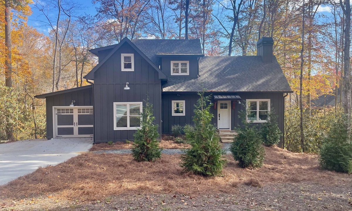 Wiley Cabin | Lake Burton -brand new cabin, paddleboard, kayak, & firepit right on Dicks creek