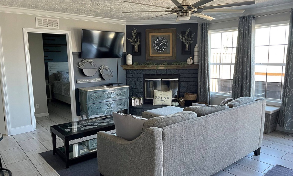 Dandridge House | Lake front cabin on main channel Douglass Lake Great for families