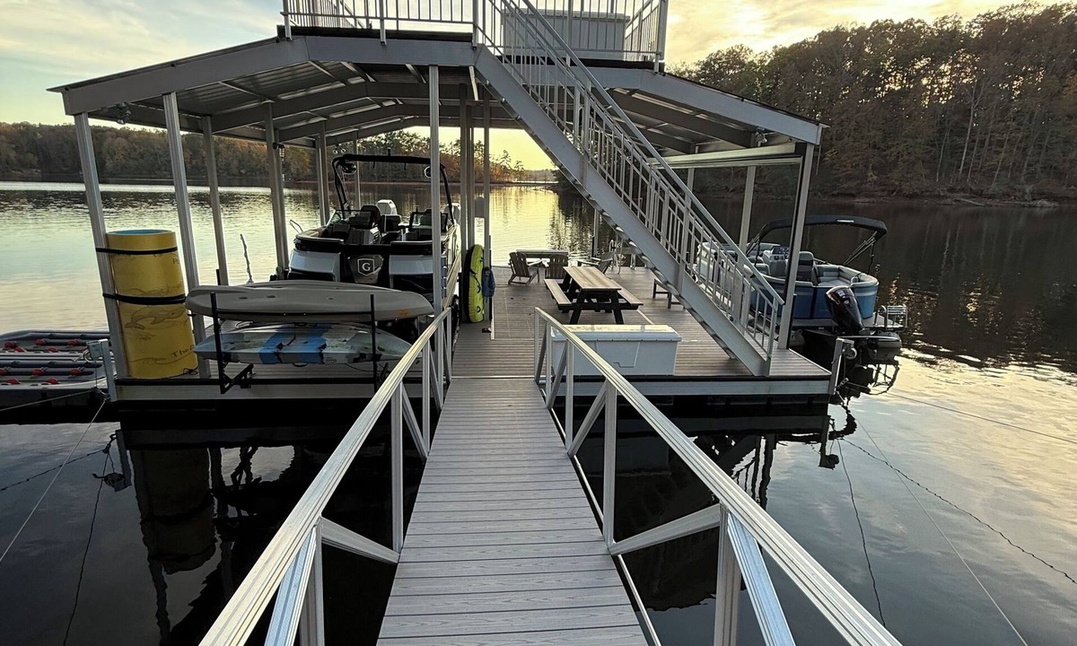 Gainesville House | Lake Home Sleeps 10+ Game Rm, Fire Pit and Dock