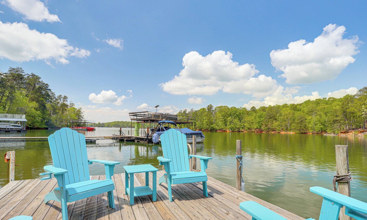 Gainesville House | Lake Lanier Living! Retreat w/Dock, Deck & Sauna