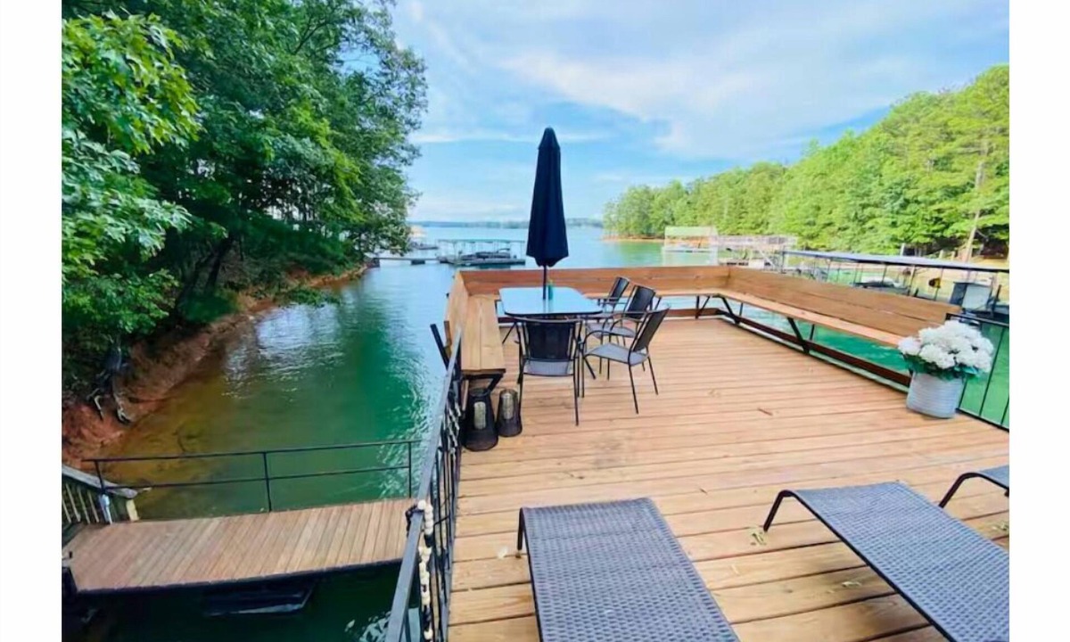 Flowery Branch House | Lake Lanier Waterfront Retreat – Private Dock, Kayaks & Fire Pit – Sleeps 9