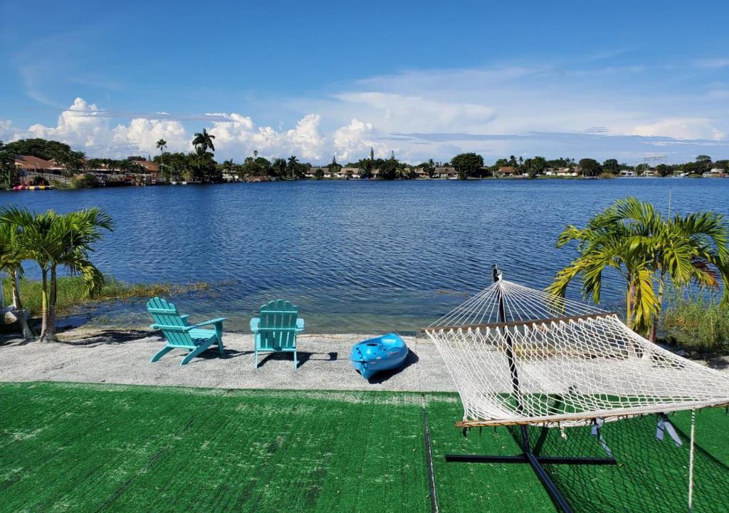 Hollywood House | Lake Life - 3/2 Lake House With Spectacular View