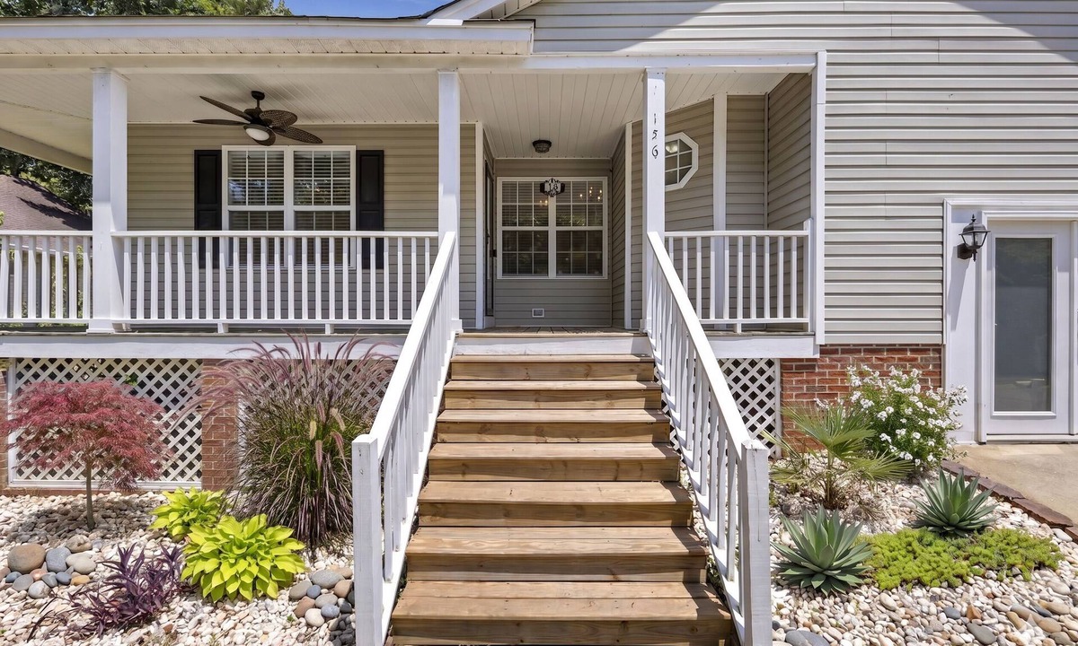 Chapin House | Lake Life Chapin Retreat, Sleeps 7, King Bed