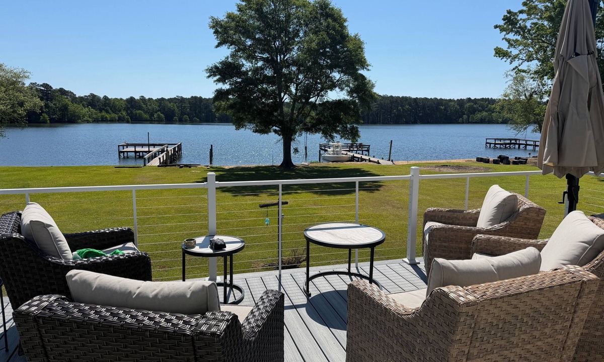 Summerton House | Lake Marion FRONT Home. Goat Island/Summerton. Private dock & ramp. Sleeps 12!