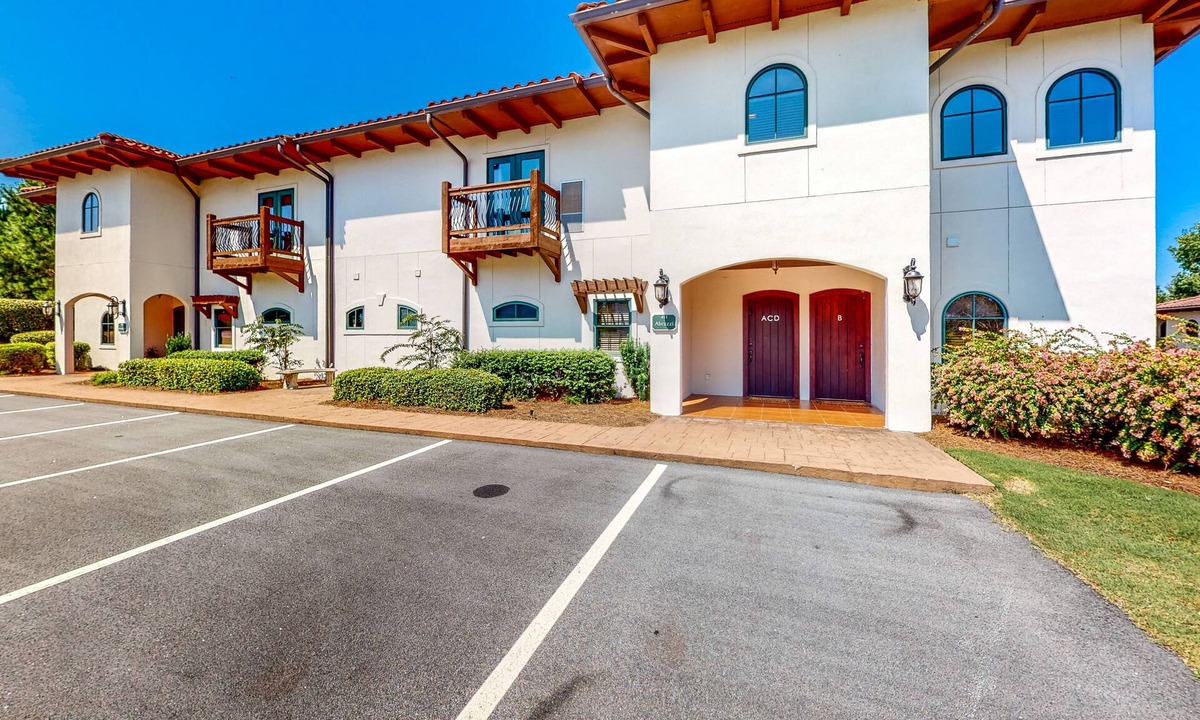 Eatonton Villa | Lake Oconee multi-group villa with four separate condos, fairway views, & AC