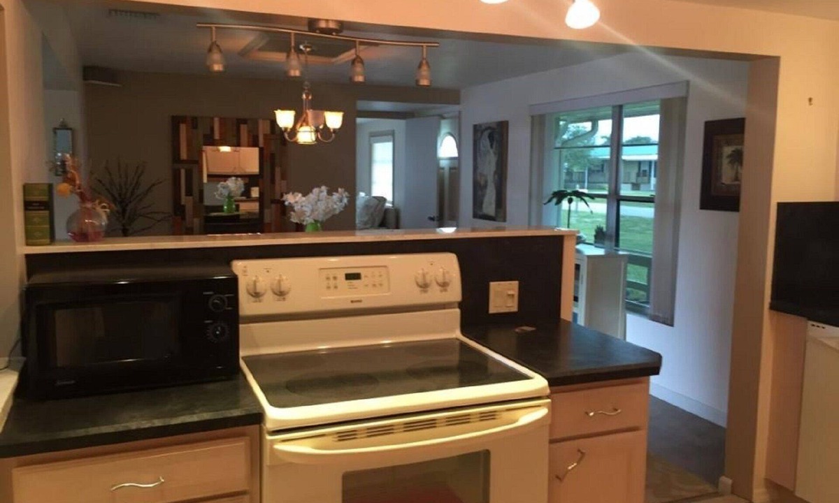 Taylor Creek House | Lake Okeechobee rental on canal with dock, boat ramp & pool