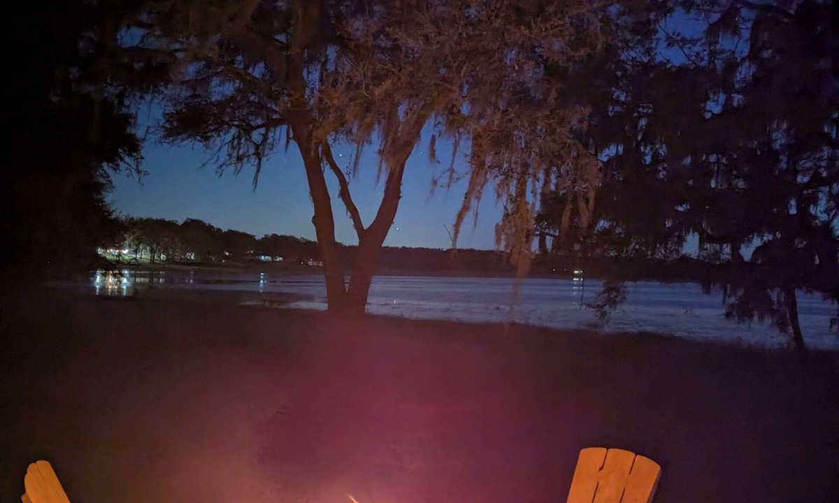 Dunnellon Cottage | Lake Retreat, 2-bedroom, Dogs Welcome, 8 miles to Rainbow River, Sleeps 4