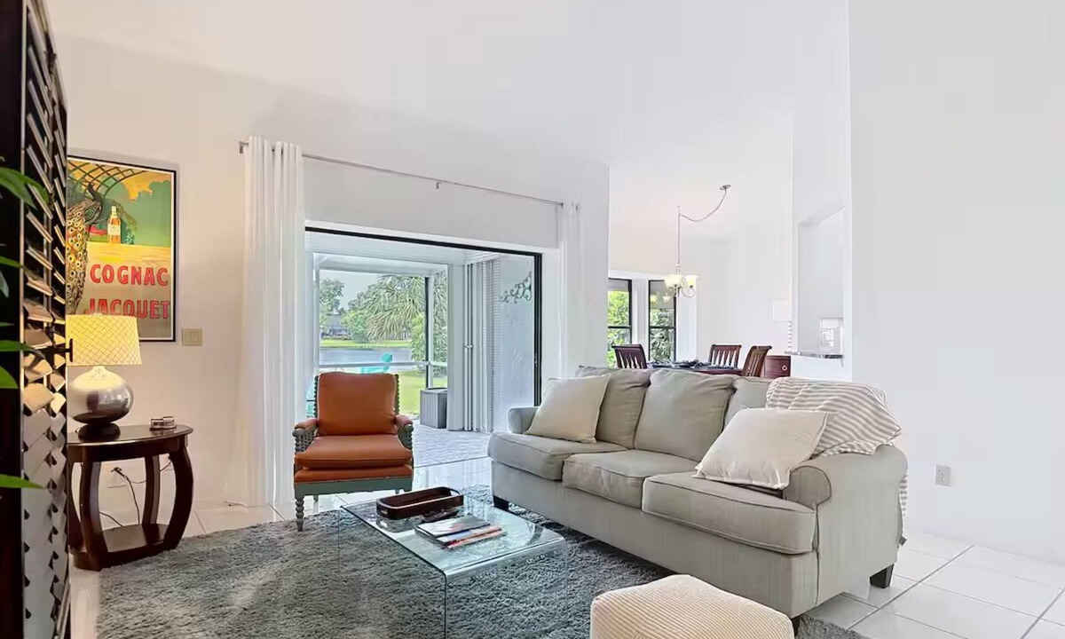 Naples House | Lake Side Spa Home, w/Garage - 3/2