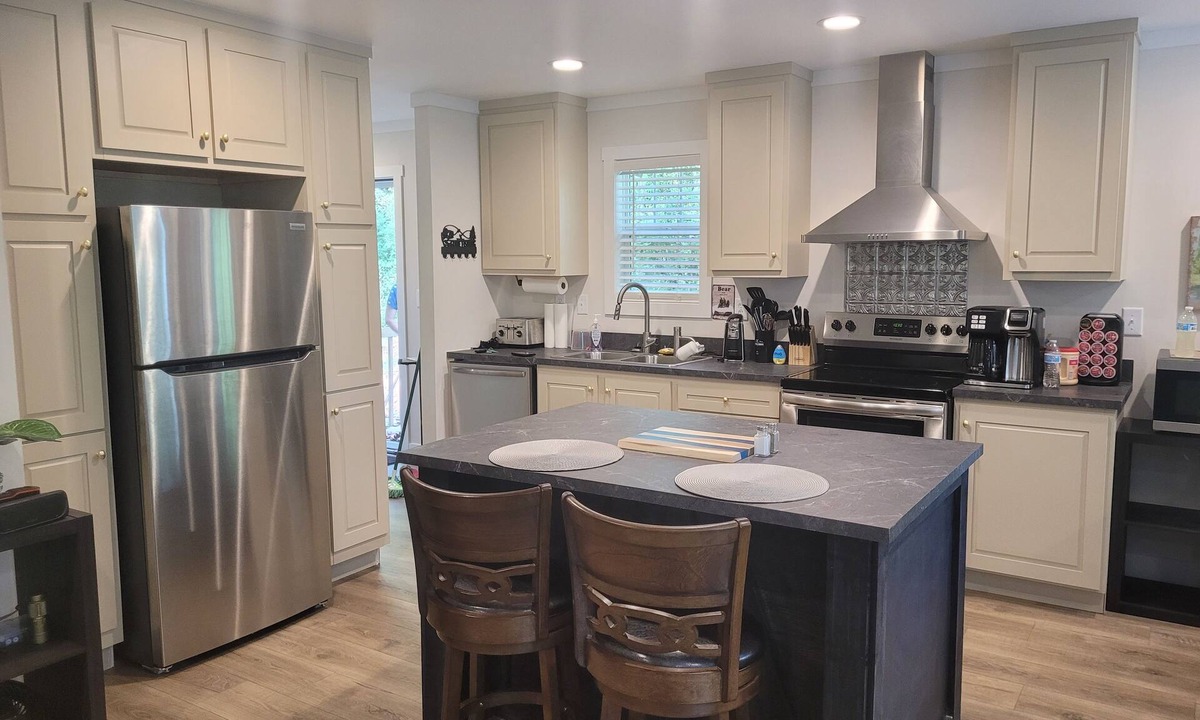 Martin House | Lake View Charming 2-bedroom home with WiFi, AC in pleasant Martin.