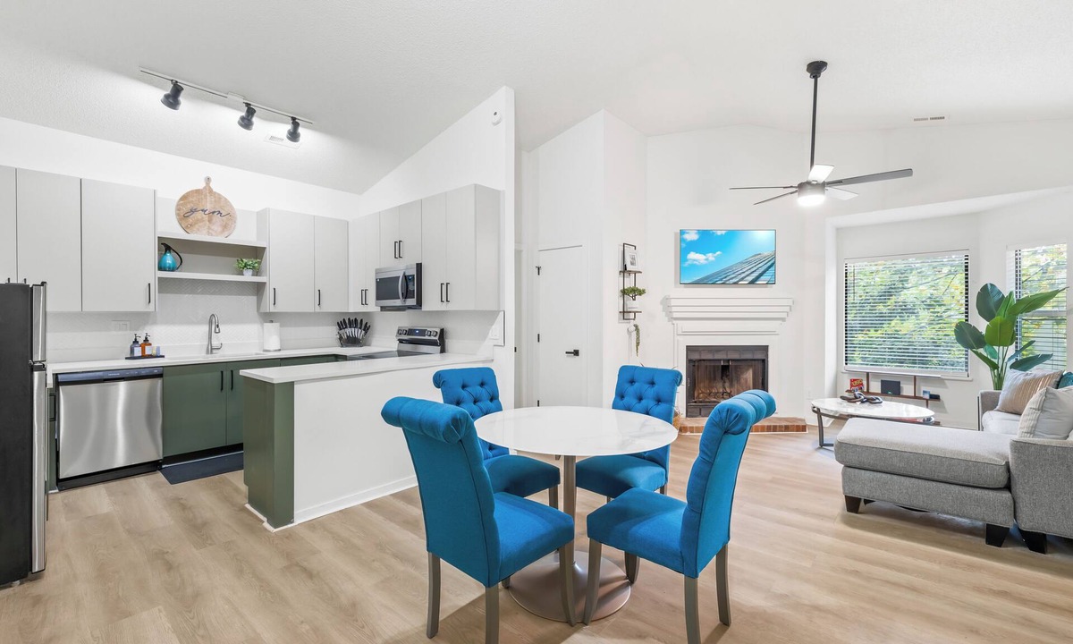 Lake Wylie Condo | Lake Wylie Third Floor Walk up Pet Friendly 2 Bedroom Condo