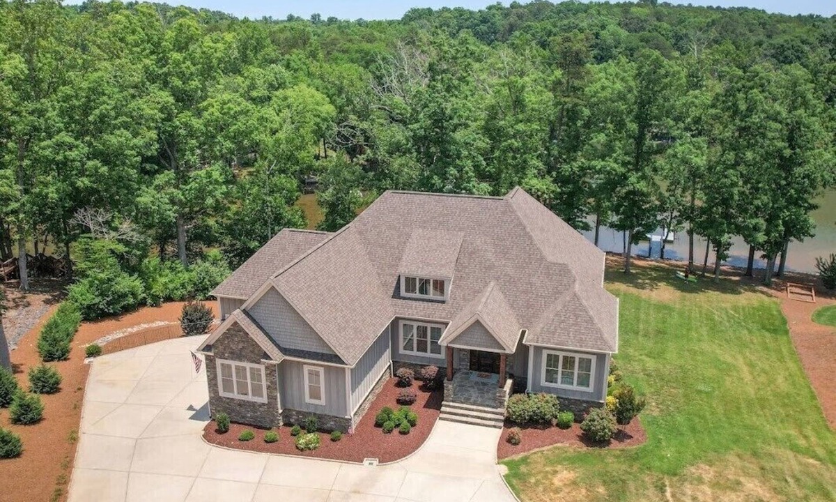 Clover House | Lakefront 5 bedroom- Firepit, Bar, Screen Porch, Bunkroom!