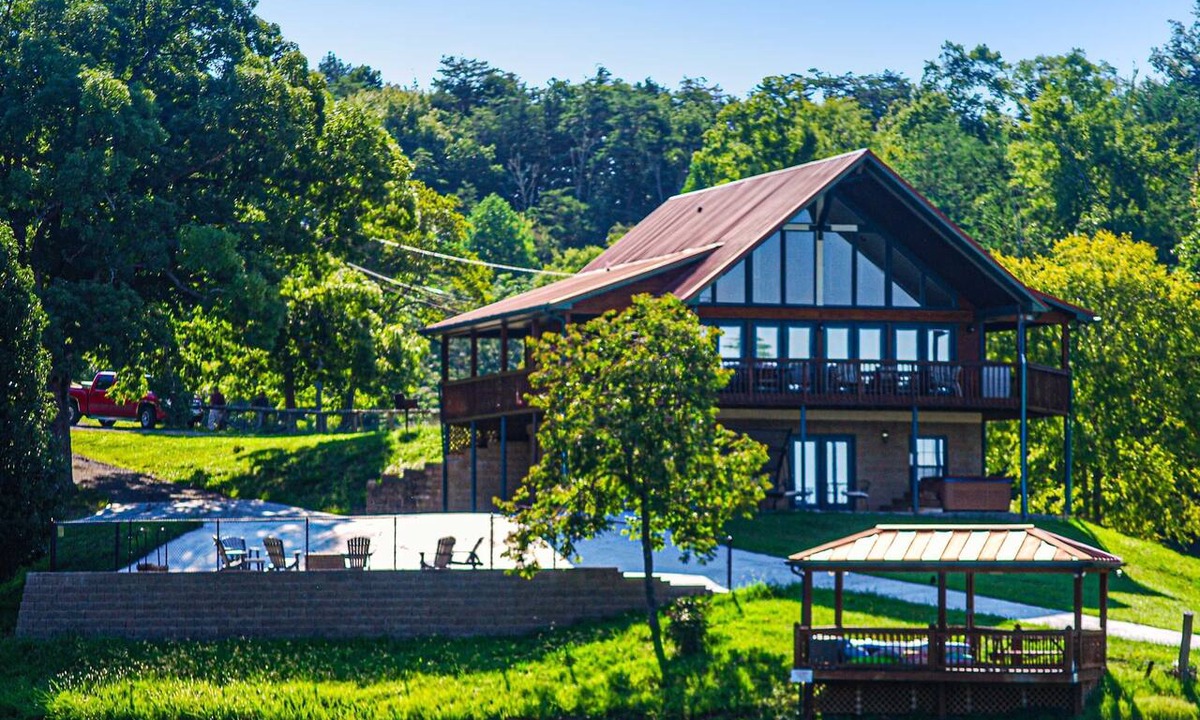 Sevierville Cabin | Lakefront Cabin Getaway・Boat Ramp・Hot Tub Escape