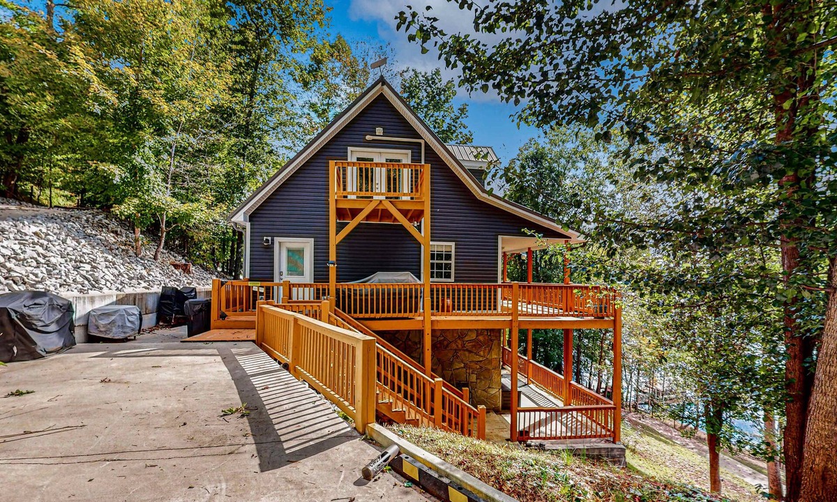 Big Creek Cabin | Lakefront Cabin, Sleeps 14・2 Level Dock・Sun Deck