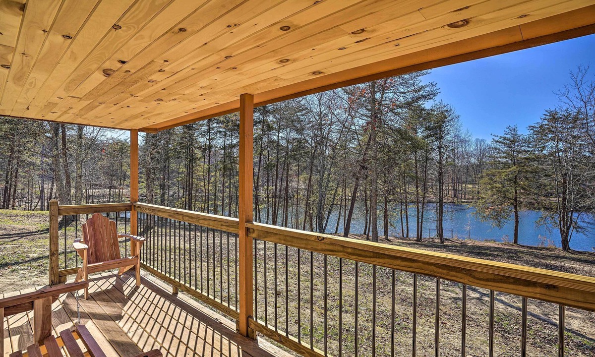 Trenton Cottage | Lakefront Cabin w/Deck, Fire Pit in Trenton!