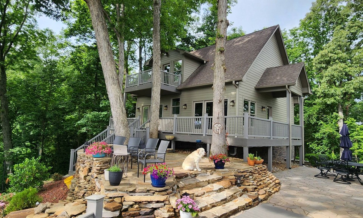 Mount Vernon Villa | Lakefront Cliff Guest House: Jaw-Dropping View