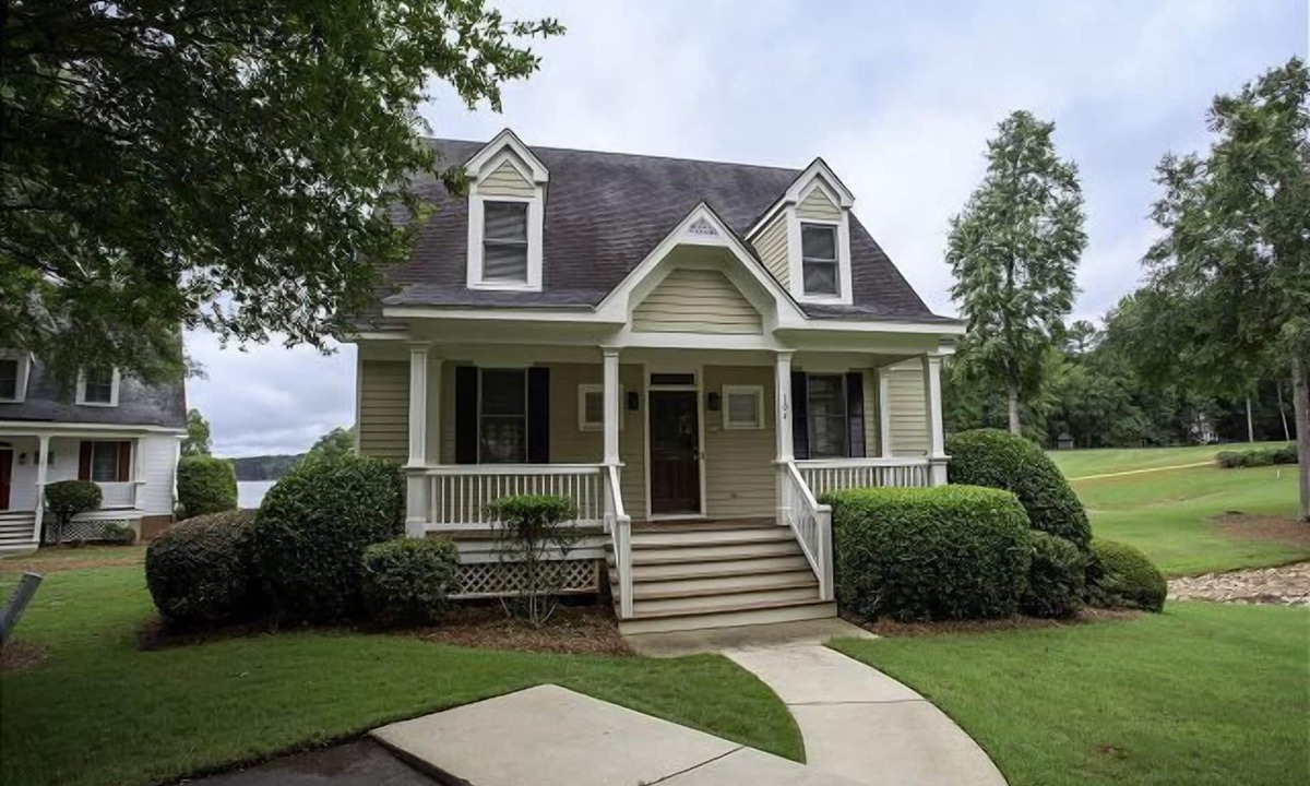 Eatonton House | Lakefront Cottage in Great Waters 4BR Stunning Views Family-Friendly
