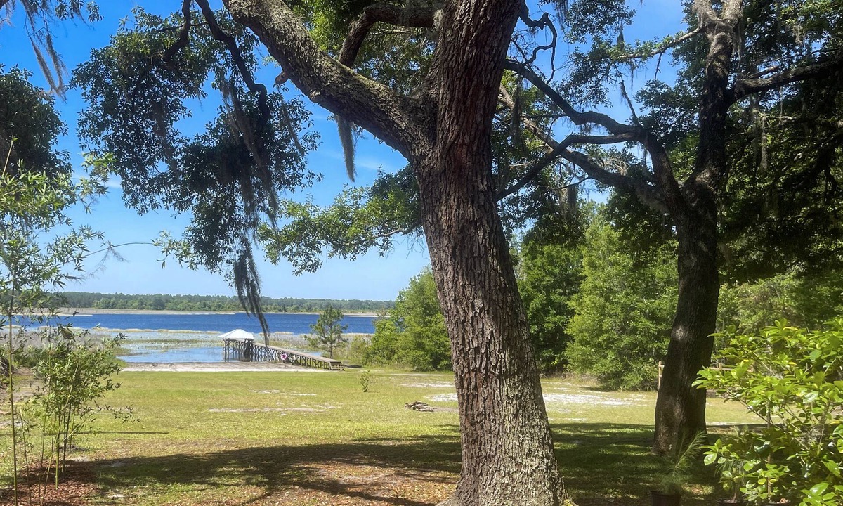 Putnam Hall House | Lakefront Escape – Sunrise Views, Kayaks & Fireside Nights