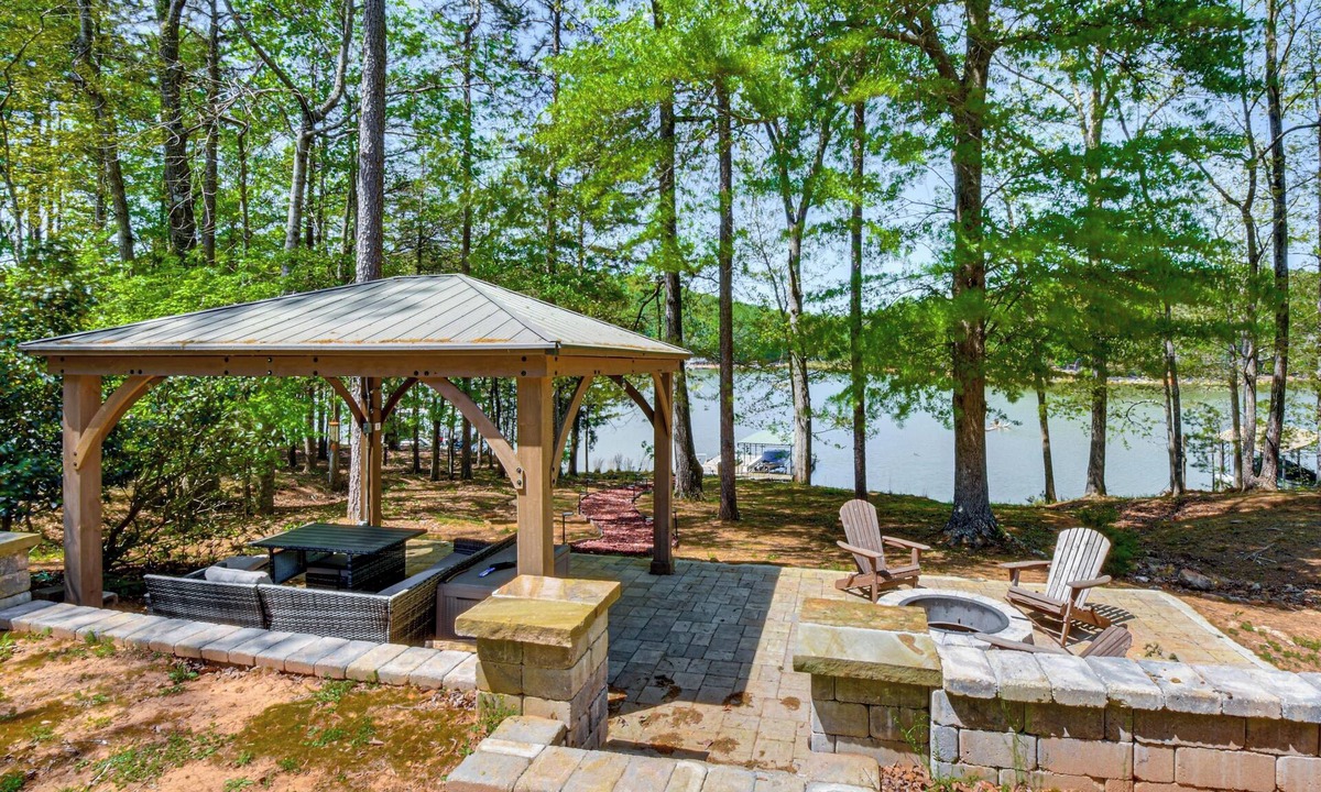 Murrayville House | Lakefront Escape w/Dock & Fire Pit: Sleeps 12