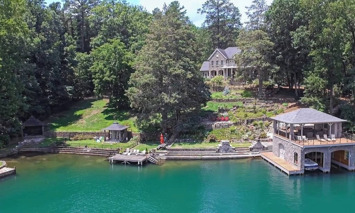 Lakemont House | Lakefront estate on Lake Rabun-boathouse, pickleball, game room & stunning views