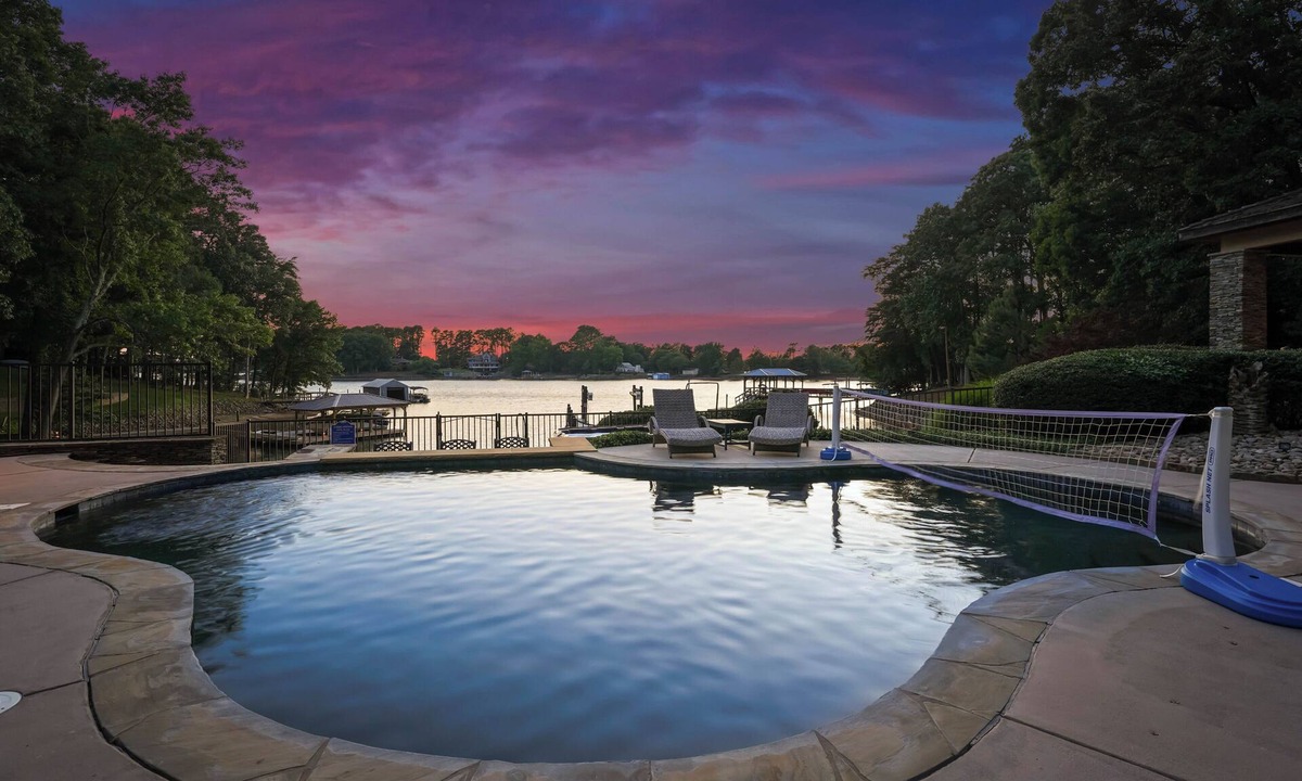 Mayhew House | Lakefront Estate | Pool + Hot Tub + Dock + Sauna | Oasis at Ballycastle