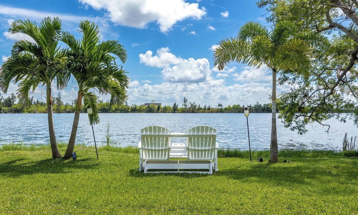 Mariner House | Lakefront Estate W/3 King Beds, 5 Bedrooms, Pool & Spa, Pool Table, 3129 Sq Ft