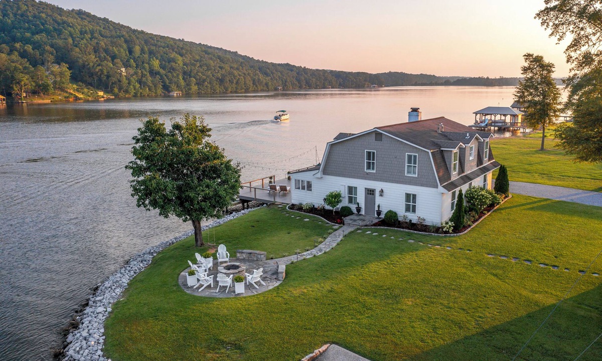 Gadsden House | Lakefront Getaway w Fishing + Views & Firepit. Relax, Reset + Recharge