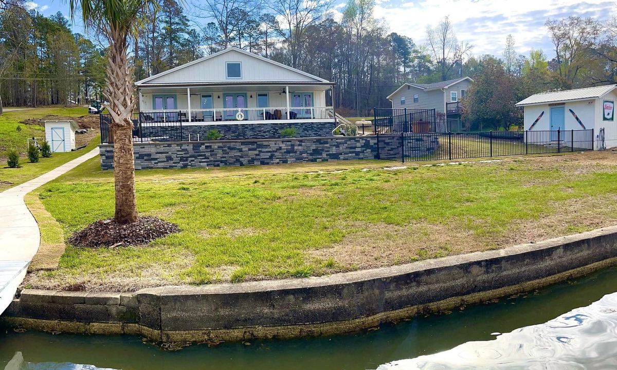 Eatonton House | Lakefront Home with Pool on Lake Sinclair Perfect for Large Groups
